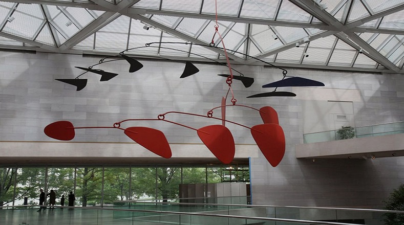 Para el ruso Alexander Rodchenko (1881-1956), lo esencial era juntar elementos de diferentes materiales y generar nuevas ideas. El estadounidense Alexander Calder (1898-1976) definió lo que se conoce como el estilo de los móviles, y aquí vemos una creación suya. 