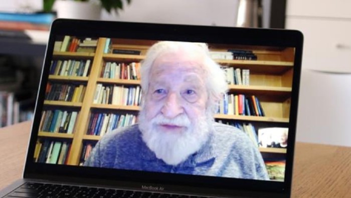 En una entrevista virtual, Chomsky señaló que no se deben perder de vista viejos problemas por la crisis sanitaria.
