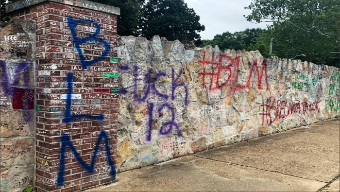 Estos grafitis se suman a los movimientos sociales que tienen lugar en EE.UU. contra las políticas ofensivas del Gobierno de Trump, el racismo, la crisis sanitaria, la violencia policial hacia los afroamericanos y otros problemas que presenta la nación.