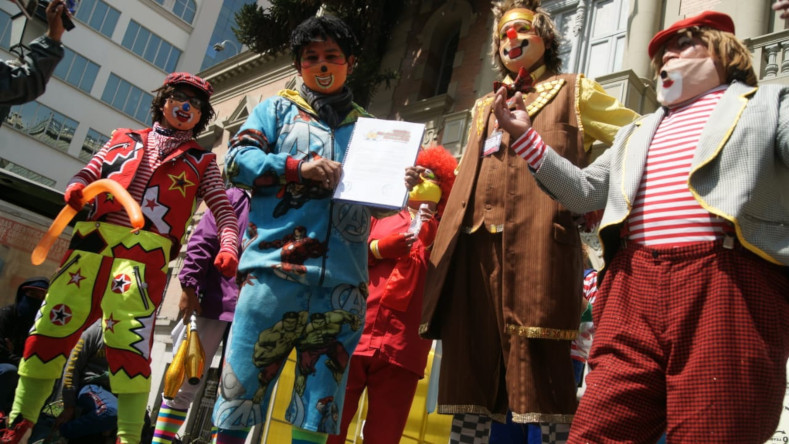 Los animadores de fiestas infantiles, que cobran un promedio de 150 bolivianos por hora y que en un fin de semana podían generar hasta 1.000 o 1.200 bolivianos de ingresos atendiendo varios eventos, ahora no pueden dedicarse a su actividad.