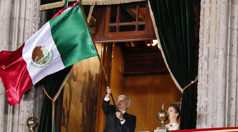 El mandatario también ondeó la Bandera Nacional que le fue entregada por cadetes, antes de liderar las tradicionales exclamaciones de: ¡Viva México! 