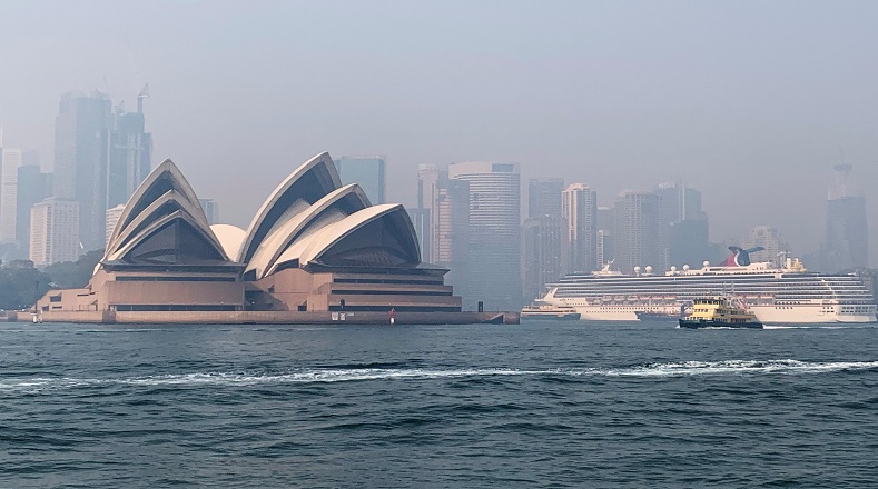 La Ópera de Sydney o Casa de la Ópera de Sydney está situada en la ciudad del mismo nombre en Australia.  Su construcción fue diseñada por el arquitecto danés Jorn Utzon en 1957 y fue inaugurado el 20 de octubre de 1973.