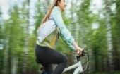 La mujer silvestre y su bicicleta