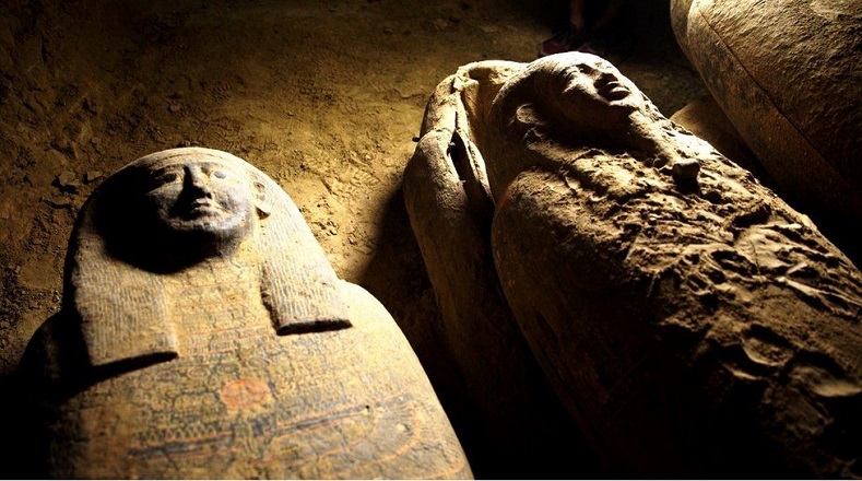 Un total de 27 tumbas con una edad promedio de aproximadamente 2.500 años de antigüedad, se suman a la vasta colección del país.