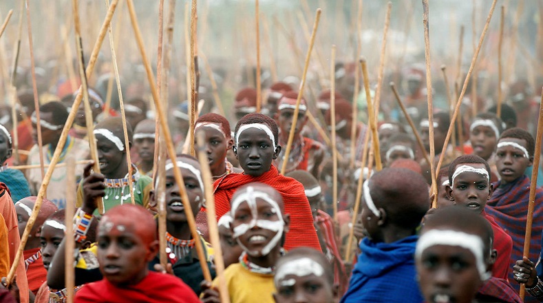 Así, dividen a su sociedad por grupos de etarios y el cambio de edad está acompañado por un rito. Cada 15 años, igualmente, los Masái celebran la conversión de los chicos en jóvenes guerreros, llamados moranes. 