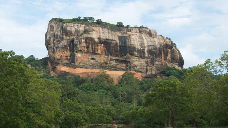 El diseño en Sigiriya, incluía una ciudad amurallada sobre la roca que permaneció abandonada hasta 1908.