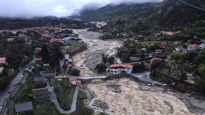 Las autoridades indicaron que un puente se derrumbó bajo la presión del agua en la región de Alpes-Marítimos. 