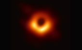 La primera fotografía real de un agujero negro fue tomada en abril de 2019 con avanzada tecnología y algoritmos.