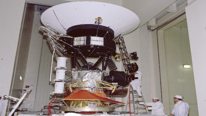 Las naves Voyager, lanzadas 1977, aún envían datos sobre la densidad de electrones del Medio Interestelar Circundante.