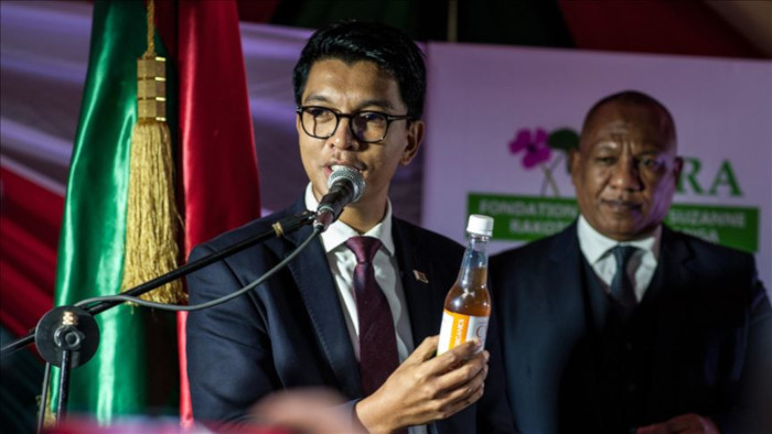 El presidente de Madagascar, Andry Rajoelina, mostrando el que alega es un medicamento efectivo contra el coronavirus desarrollado en su país.