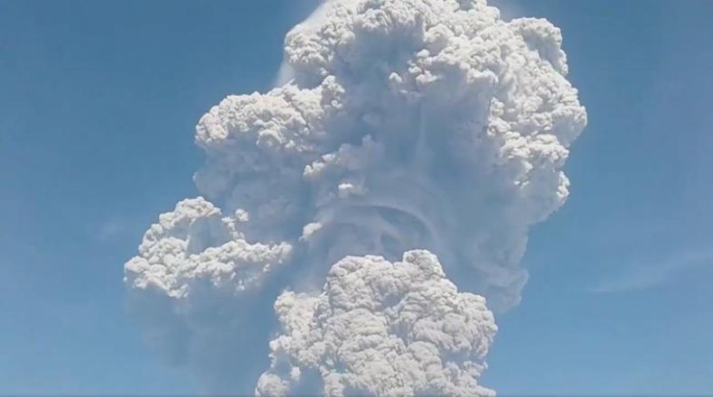 Hoy, Sinabung es uno de los volcanes más activos de Indonesia y el pasado 11 de agosto registró su más reciente erupción.