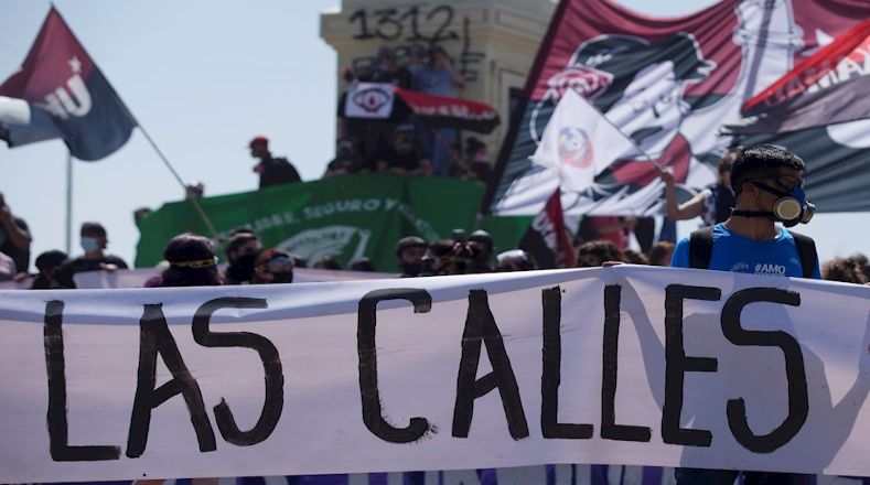 Con banderas, carteles, lienzos y bailes, los chilenos conmemoraron un año del comienzo del denominado "estallido social" del 18 de octubre de 2019.
