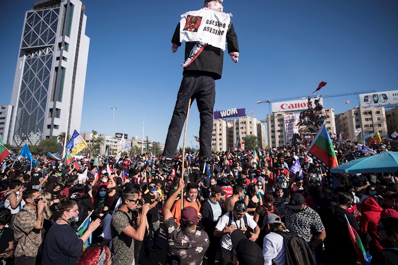 Las manifestaciones del 18 de octubre suceden apenas una semana antes del plebiscito constitucional en Chile.