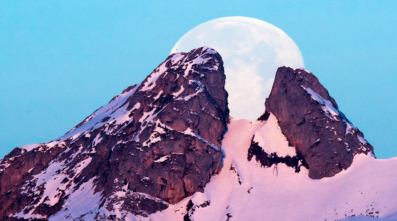 Las montañas Les Jumelles en Plambuit en Suiza, han sido testigo de otra faceta del enigmático astro, llamado Superluna. 