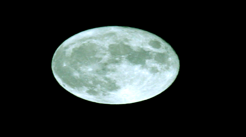 Una Luna azul se presentará en la noche de Halloween o víspera del Día de Todos los Santos, y no se verá azul, sino gris perla como esta captada en Estados Unidos.