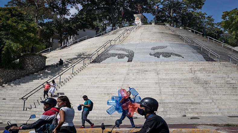 Actualmente, algunos murales como los omnipresentes ojos de Hugo Chávez acompañan las expresiones vanguardistas que han pintado la capital venezolana desde 1950 en tono de protesta o de reivindicación social.