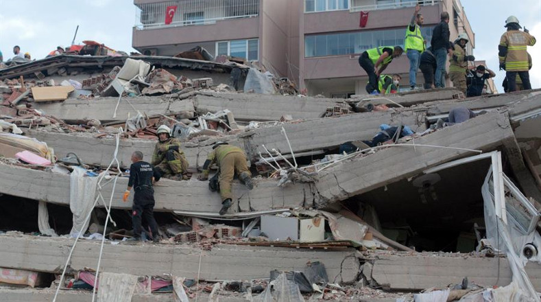 Las operaciones de rescate continúan, pues se tiene certeza de que debajo de los escombros permanecen personas con vida.