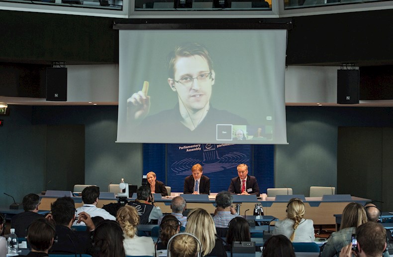El exilio de Snowden en Rusia es uno de los motivos de controversia, debido a que Estados Unidos lo acusa bajo los términos de una ley de espionaje.
