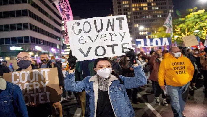 Manifestantes congregados en las afueras del Centro de Convenciones de Filadelfia exigen que se cuente hasta el último voto.