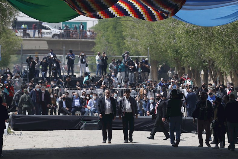 El expresidente de Bolivia, Evo Morales, cruzó este lunes el paso fronterizo La Quiaca-Villazón, para emprender por tierra el regreso a su país natal tras casi un año en el exilio en Argentina.