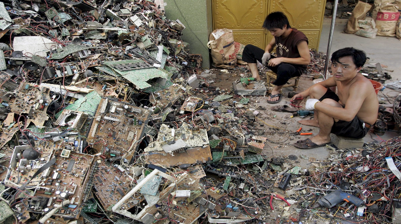 Pese a que la basura electrónica es reciclada en países como China, los trabajadores se arriesgan al exponerse a metales, sustancias químicas y plásticos PVC, altamente contaminantes, y sin ningún tipo de garantía.