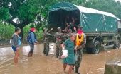 Miembros del Ejército ayudan a evacuar a varias personas a un refugio en el Potosí, ciudad de Rivas, Nicaragua.