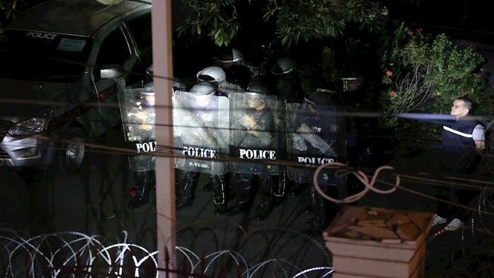 La Policía roció con cañones de agua a los manifestantes, que atravesaron barricadas de alambre de púas.