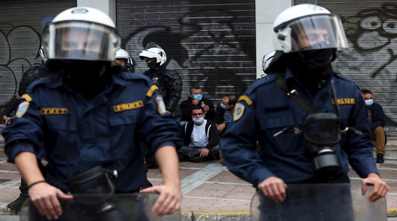 Entre los detenidos por la policía antidisturbios se encuentran miembros del Partido Comunista Griego, el cual apoya las luchas sociales en la nación.