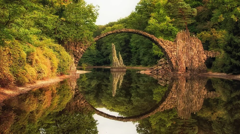 El puente de Rakotzbrucke, en Alemania, es conocido como el puente del Diablo, ya que se dice que su impresionante estructura solo pudo haber sido creada por dicha figura.