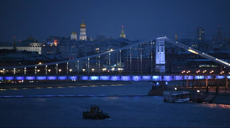 El puente Krimski, en Moscú, resalta con sus luces en las noches rusas, y cuenta una leyenda que la estructura cuenta con un remache dorado instalado por el mismo Iósif Stalin, que hasta ahora nadie ha comprobado. 