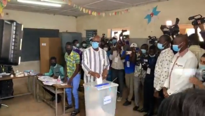El presidente de Burkina Faso, Roch Kaboré, exhortó a sus conciudadanos acudir a votar.