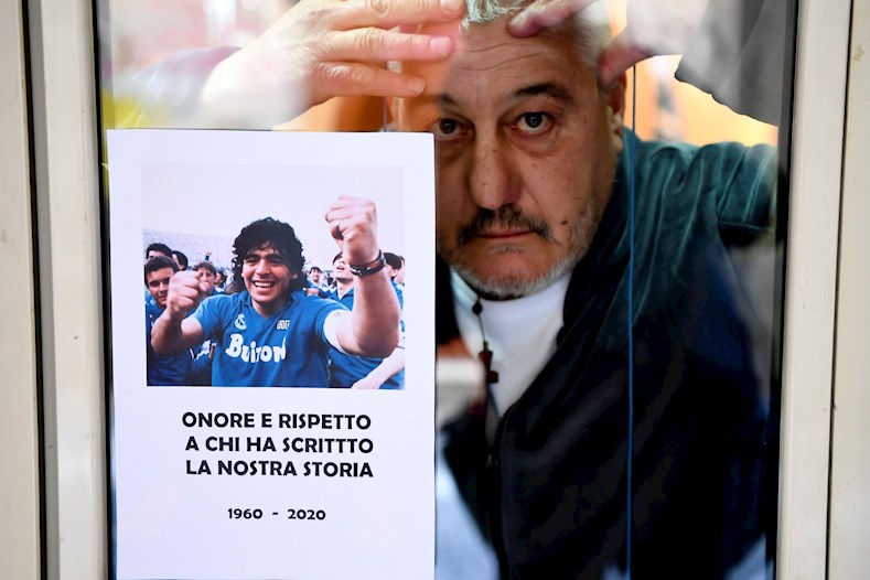 Tanto en la Argentina como en Nápoles, Maradona se convirtió en un símbolo, en un "héroe deportivo".