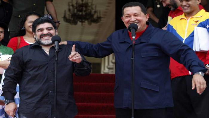 No siendo un hombre de la política tuvo la misma virtud de Hugo Chávez desde 2004, pero a una escala mayor porque Maradona trasciende los restringidos y siempre quebradizos sentimientos de la política.
