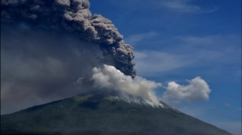 La erupción elevó al cielo una intensa columna de cenizas, que luego cayeron como lluvia sobre distintas zonas de la isla. 