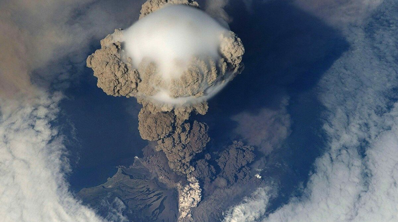 La columna de cenizas y humo alcanzó una altura de aproximadamente cuatro kilómetros sobre el cráter del volcán Lewotolo.
