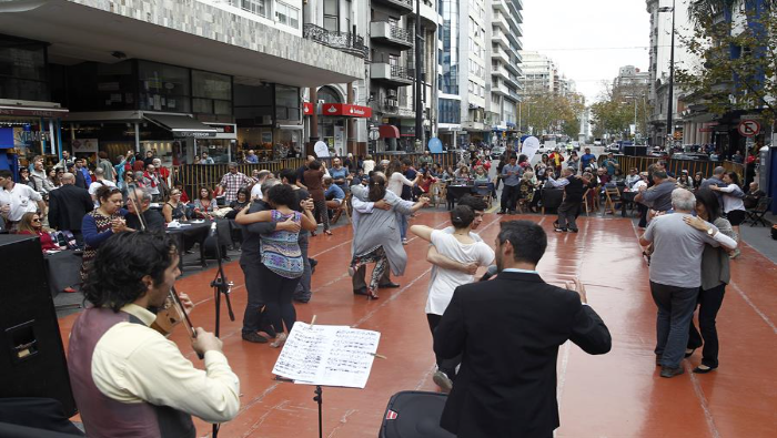 El tango es un género popular complejo de Argentina y Uruguay que incluye danza, música, canción, narrativa, gestual y drama.