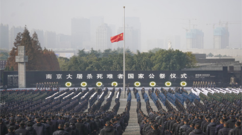 Las autoridades y las fuerzas armadas de China participan en la ceremonia conmemorativa nacional de la masacre de Nanjing, un hecho lamentable que inició el 13 de diciembre de 1937 y duró unos 42 días.