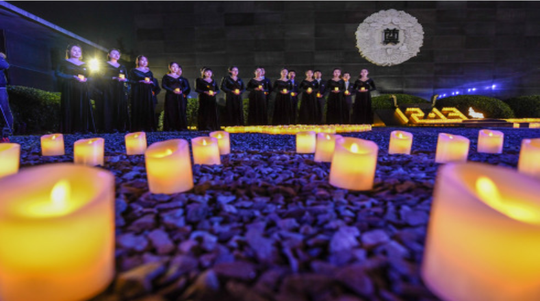 La conmemoración nacional de las víctimas de la Masacre de Nanjing se extendió hasta horas de la noche con distintas actividades, como el encendido de velas. Estos actos fueron posibles este año, pese al impacto de la pandemia del nuevo coronavirus, bajo los respectivos controles sanitarios.