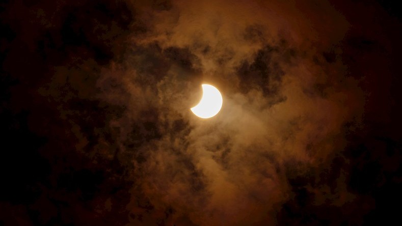 Un eclipse, del griego ékleipsis y significa desaparición o abandono, ocurre cuando la luz procedente de un cuerpo celeste es bloqueada por otro.