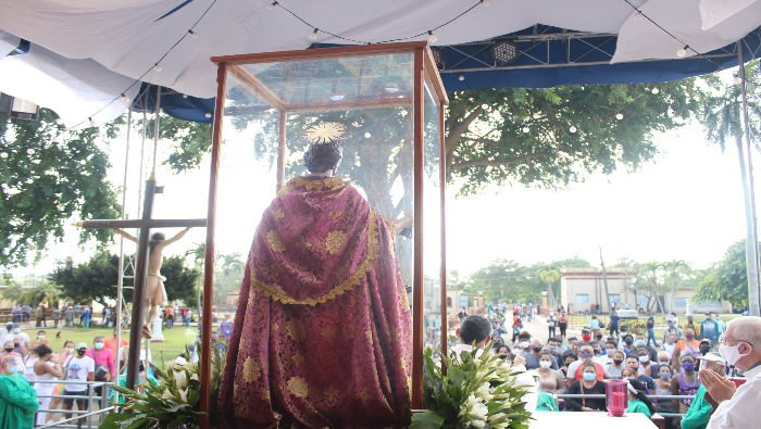 Los fieles a San Lázaro realizan una serie de actividades en La Habana en honor a este santo, al que cada 17 de diciembre se le suplican milagros.