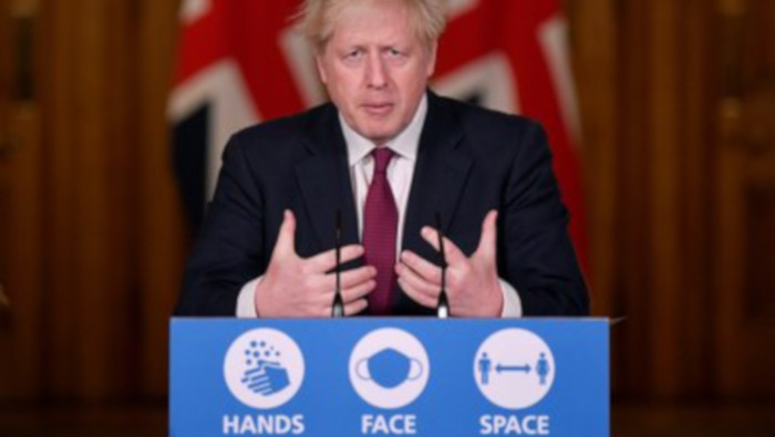 En rueda de prensa, el primer ministro Boris Johnson indicó que la nueva variante de Covid-19 se transmite a mayor velocidad.