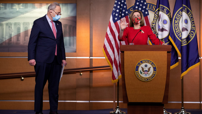 Los demócratas Nancy Pelosi y Chuck Schumer explican detalles del acuerdo sobre un paquete de estímulo económico.