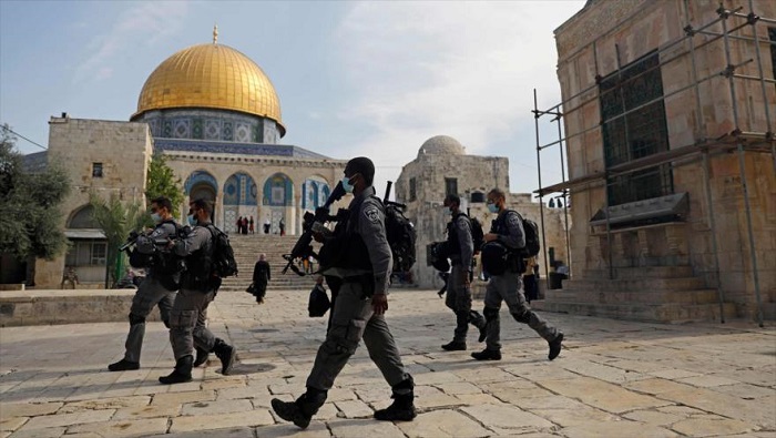 Tropas de ocupación patrullan en las proximidades de la mezquita Al-Aqsa.