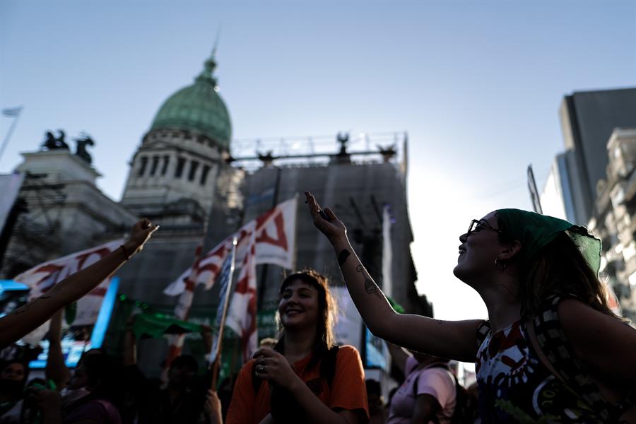 Afuera del Congreso movimientos feministas y de mujeres en vigilia por el aborto legal