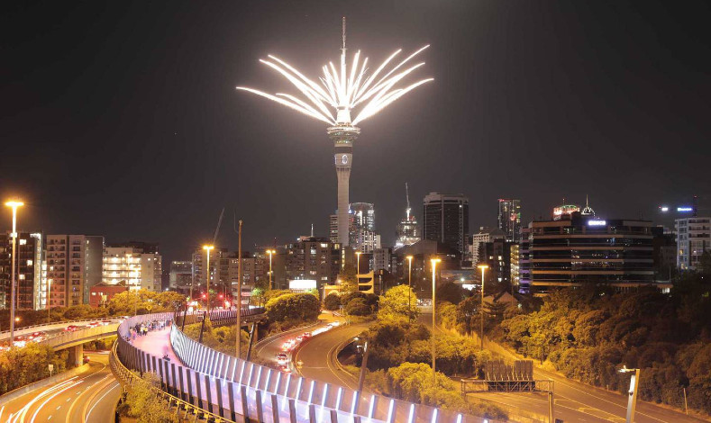 Nueva Zelanda estuvo también entre los primeros territorios en arribar al 2021. En la imagen, celebración desde la Sky Tower, en la capital, Auckland. 