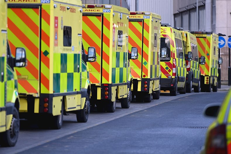 Las filas de ambulancias frente a los hospitales británicos se han incrementado en los últimas semanas debido a la pandemia de la Covid-19.