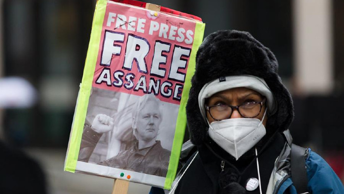 No obstante la victoria judicial alcanzada, Assange permanece recluido en una prisión de máxima seguridad en Reino Unido.