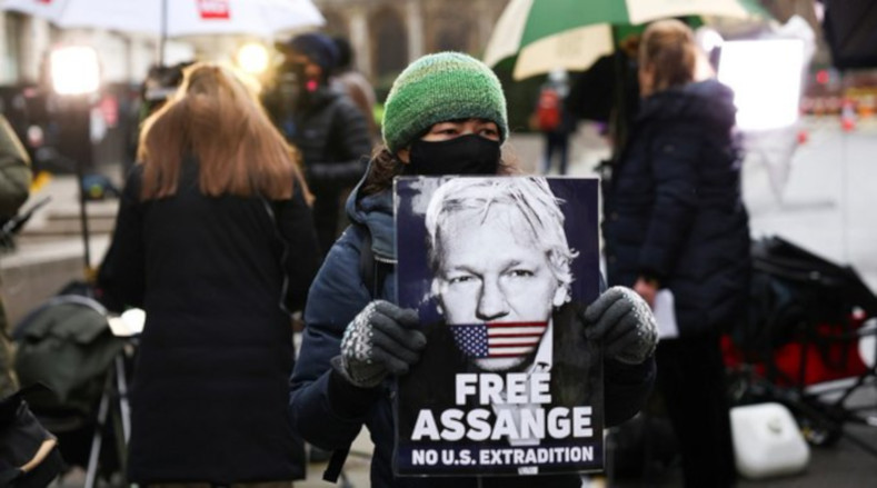 Una multitud se congregó a las afueras de los tribunales británicos para continuar con las manifestaciones que no solo exigen la no extradición de Assange, sino que además busca que este sea puesto en libertad ante la amenaza de una condena que suma más de 150 años de prisión.