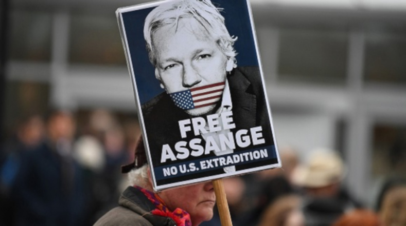 Pese a que el veredicto es considerado como una victoria, Assange ha sufrido las secuelas de un proceso de persecución que terminó por provocarle síndrome de Asperger, depresión severa, trauma, riesgo de suicidio y deficiencias cognitivas que afectan a su concentración, su memoria y su expresión verbal.