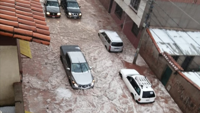 Producto del torrencial aguacero algunas calles de Sucre se convirtieron en auténticos ríos.